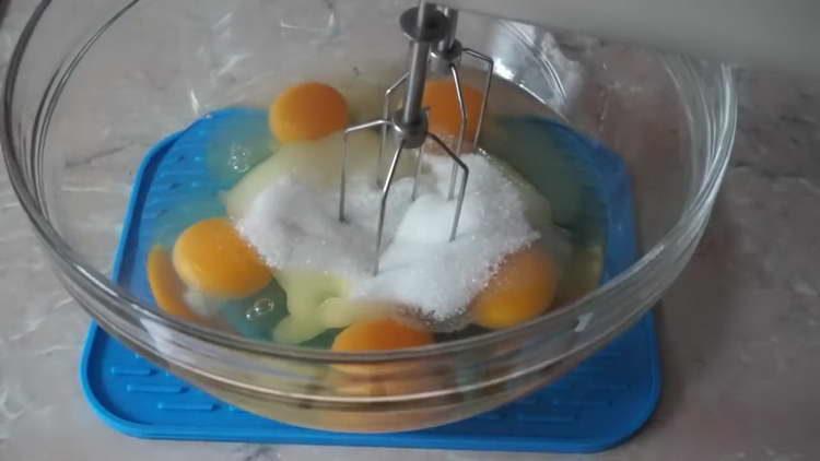 mezclar huevos y azúcar con una batidora