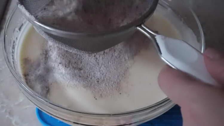 tamizar los ingredientes secos en la mezcla de huevo