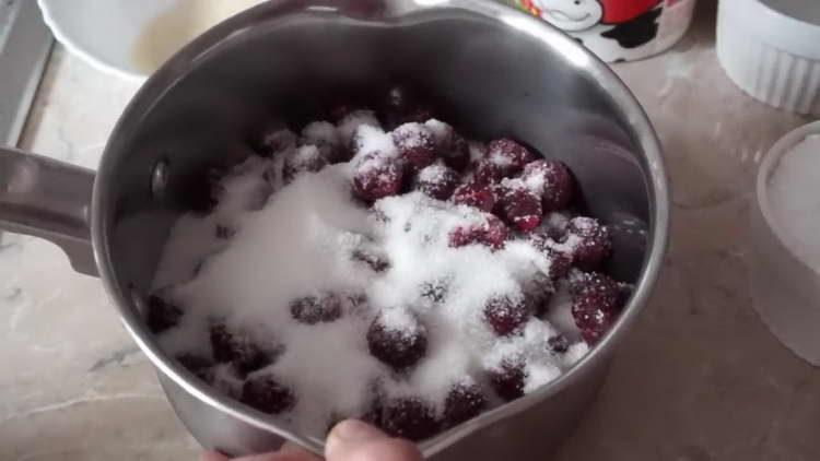 mettre les cerises avec du sucre sur le feu