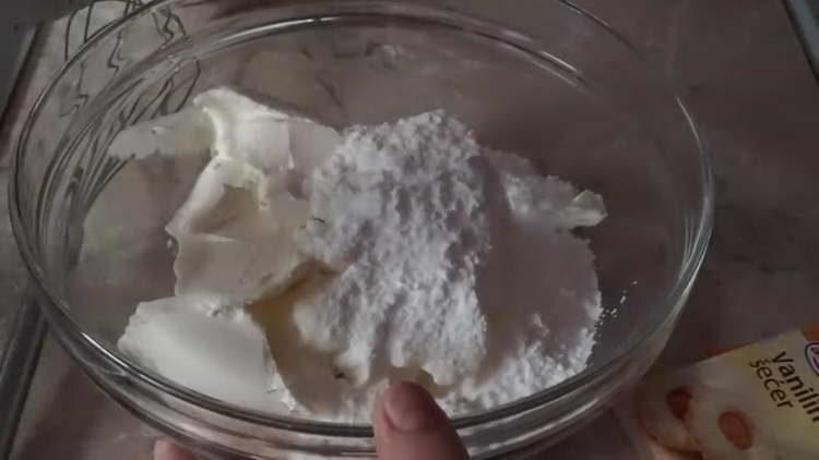 mélanger la crème sure et le sucre cristallisé