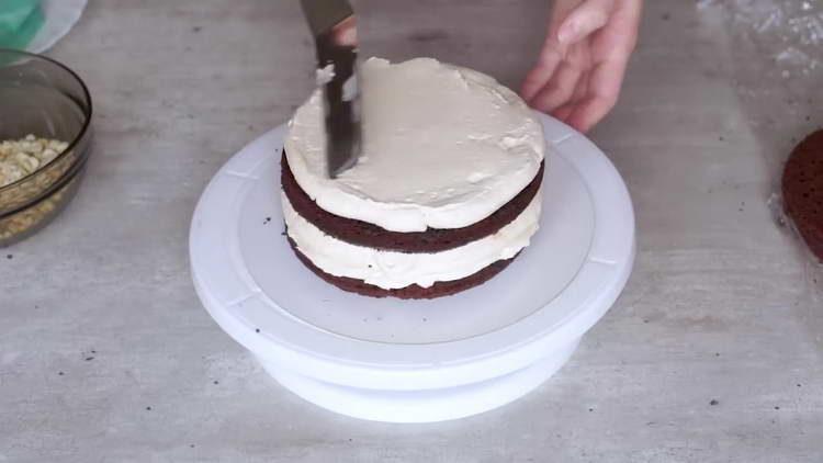 graisser le gâteau avec de la crème