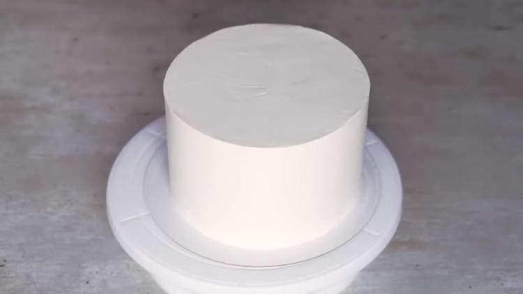 aligner la crème sur le gâteau