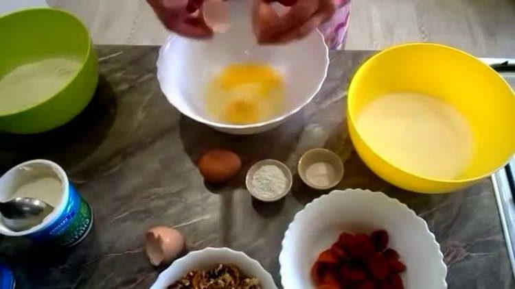 poner los huevos en un tazón