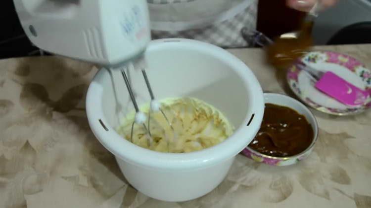 pour condensed milk into sour cream