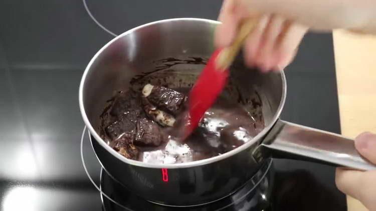 faire fondre au bain-marie ou au micro-ondes