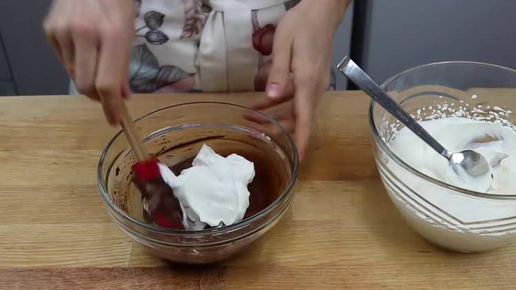 Dans une base de crème anglaise chaude, mélanger la crème fouettée