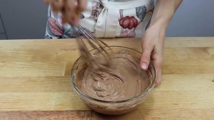 mélanger la mousse jusqu'à consistance lisse