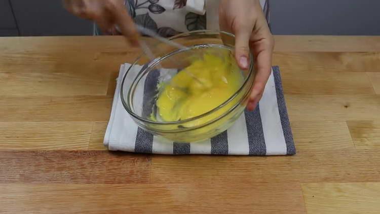 grind the yolks with sugar