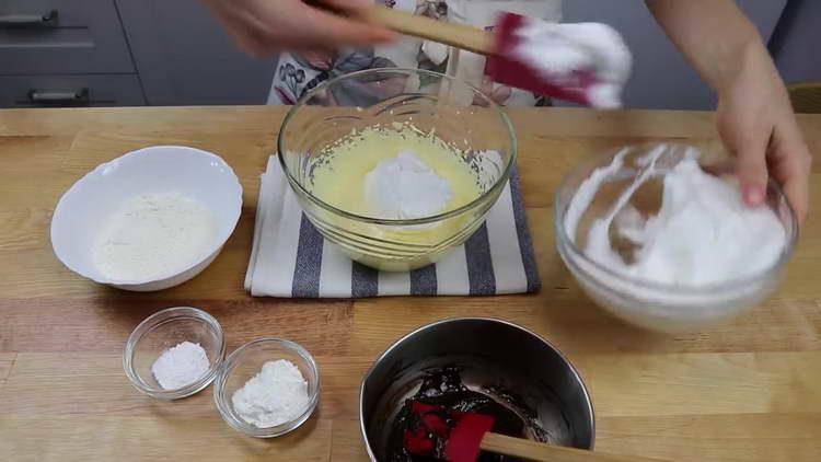 Ajouter un tiers de la mousse de protéines à la masse de jaune.