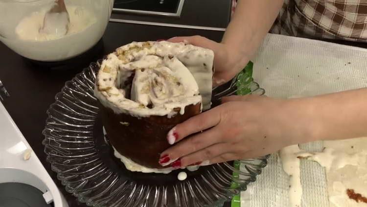 envelopper le gâteau du milieu avec le deuxième gâteau