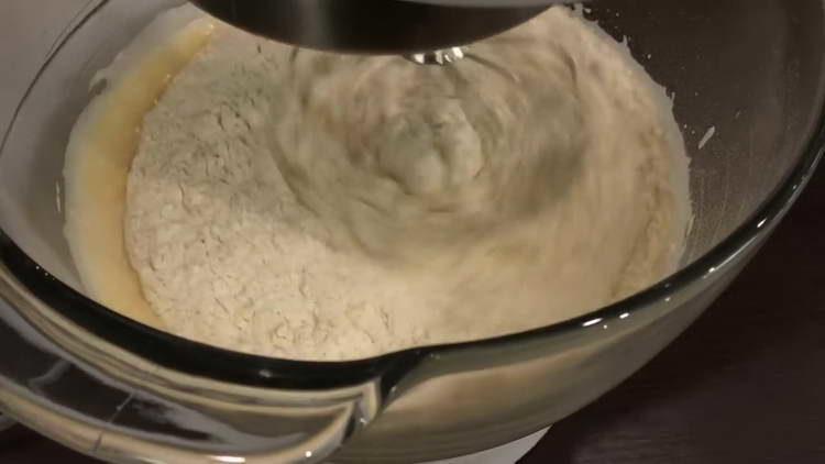 tamiser la farine dans un bol