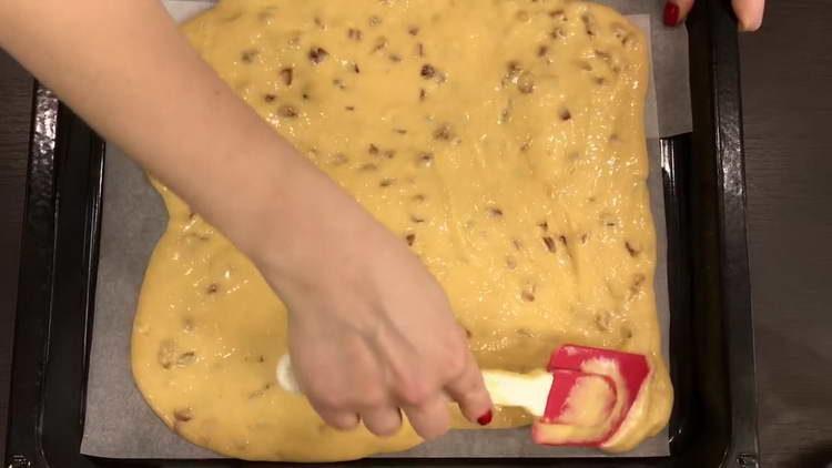 étaler la pâte sur une plaque à pâtisserie