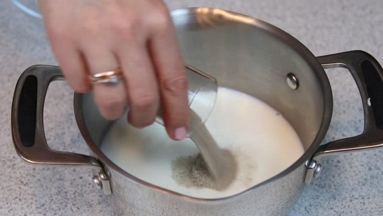 vierta los ingredientes en la leche