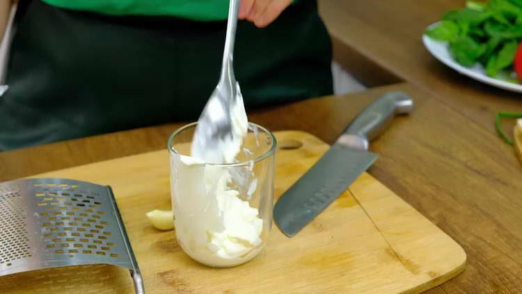 poner crema agria en un vaso