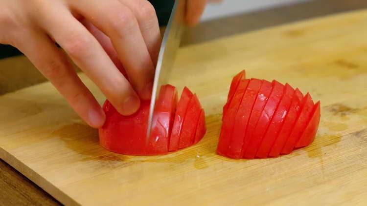 couper la tomate en tranches