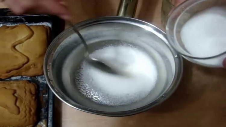 vierta azúcar en la olla
