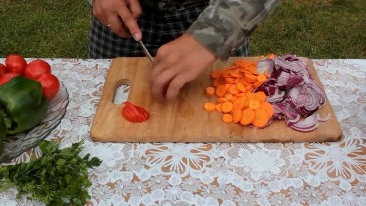 ψιλοκόψτε τις ντομάτες