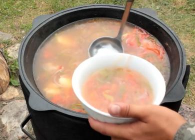 Deliciosa Shurpa  en un caldero